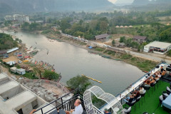 2026-01-16-Vang-Vieng-Elevate-9-vid-iz-kafe-13