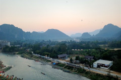 2026-01-16-Vang-Vieng-Elevate-9-vid-iz-kafe-8