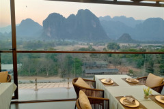 2026-01-16-Vang-Vieng-Elevate-9-vid-iz-kafe