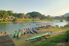 2026-01-16-Vang-Vieng-poezdka-k-Pha-Ngern-Silver-Cliff-View-Point-reka-2