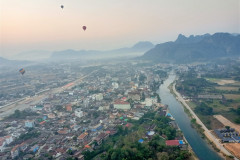 2026-01-17-Vang-Vieng-vozdushnyj-shar-vid-sverhu-1