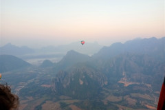 2026-01-17-Vang-Vieng-vozdushnyj-shar-vid-sverhu-12