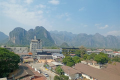 2026-01-16-Vang-Vieng-vid-iz-otelya-krysha-1