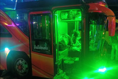 2026-01-18_19-Vang-Vieng-avtobus-gruz-u-voditelya