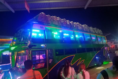 2026-01-18_19-Vang-Vieng-avtobus-s-bagazhnikom