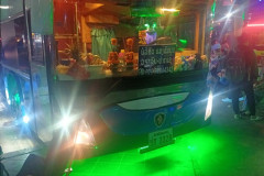 2026-01-18_19-Vang-Vieng-avtobus-za-steklom