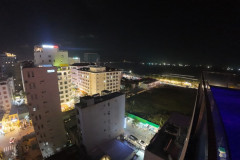 Danang-19-marta-2026-otel-bassejn-na-kryshe