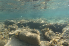 2025-12-30-Koh-Rong-Lonely-Beach-pod-vodoj-kamni-5