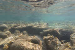 2025-12-30-Koh-Rong-Lonely-Beach-pod-vodoj-kamni-6