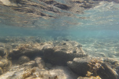 2025-12-30-Koh-Rong-Lonely-Beach-pod-vodoj-kamni-7