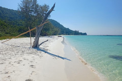 2026-01-02-Koh-Rong-long-beach-derevo