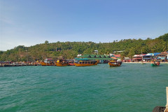 2026-01-03-Sihanoukville-lodki-u-berega