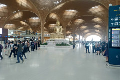2026-01-05-Phnom-Penh-statuya-v-aeroportu