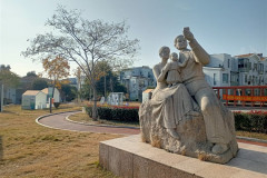 2025-12-12-Shanghai-statuya-v-parke