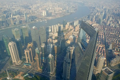 2025-12-14-Shanghai-utro-zdanie-655m-vid-sverhu-2