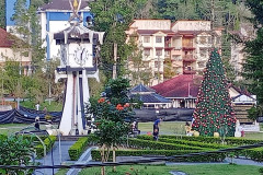 2025-12-20-Cameroon-Highlands-gorod-park-elka-2