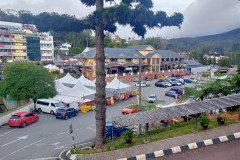 2025-12-20-Cameroon-Highlands-gorod-parkovka