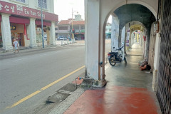 2025-12-18-Penang-gorod-son-na-trotuare
