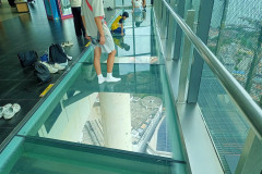 2025-12-19-Penang-Comtar-sverhu-na-steklyannom-polu