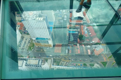 2025-12-19-Penang-Comtar-sverhu-steklyannyj-pol