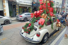 2025-12-19-Penang-mashina-s-podarkami