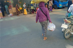 2026-01-11_13-Nyaung-U_Mandalay-myanma-zhenshhina-meshok-na-golove