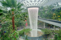 2025-12-17-Singapore-Changi-vodopad-1