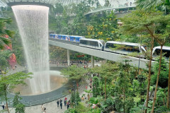 2025-12-17-Singapore-Changi-vodopad-6