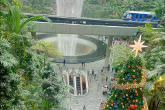 2025-12-17-Singapore-Singapur-CHangi-t1-yolka-poezd