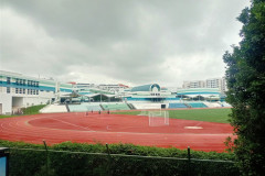2025-12-17-Singapore-stadion-vozle-shkoly