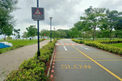 2025-12-16-Singapore-park-trotuar-i-doroga