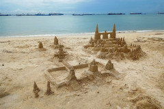 2025-12-16-Singapore-park-zamok-iz-peska-1