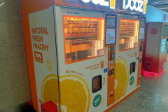 2025-12-16-Singapore-avtomat-s-sokom