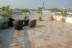 2026-01-13_14-Bangkok-Khaosan-Road-veranda-v-otele