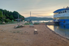 Vladivostok-Akvatel-utro-skamejki-na-plyazhe