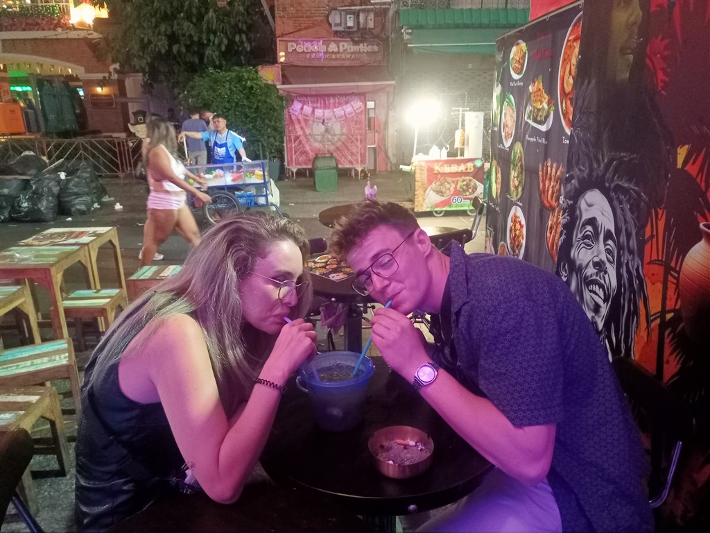 Бангкок 13-14 января 2026 Khaosan Road немцы в кафе