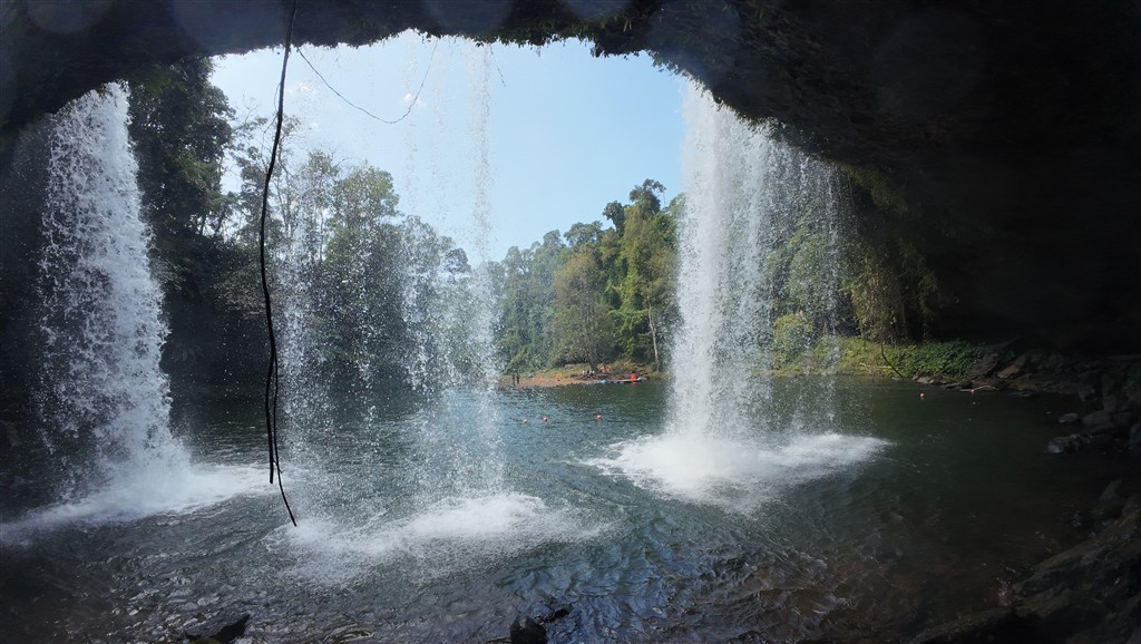 Лаос Паксе 22 января 2026 Cham Pee Waterfall из под водопада