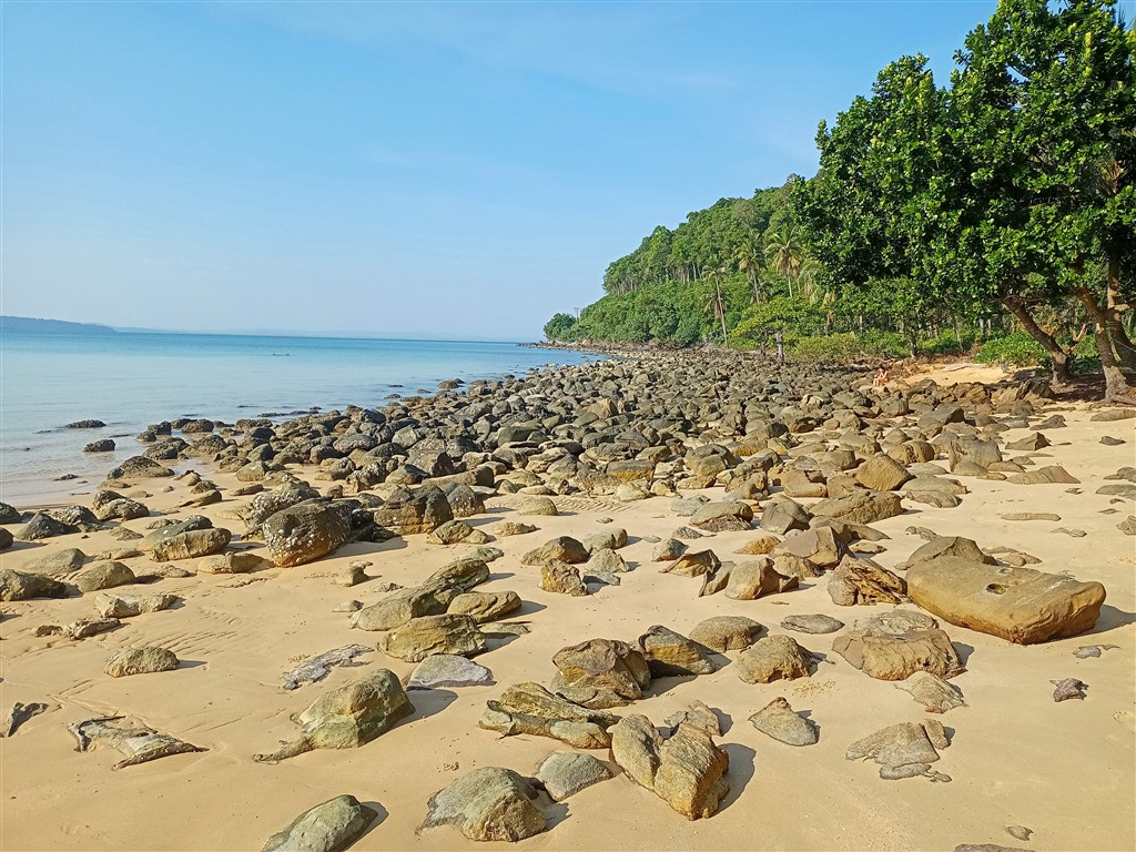 Остров Koh Rong 02 января 2026 lonely beach камни