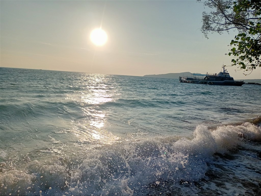 Остров Koh Rong 03 января 2026 корабль на мели восход