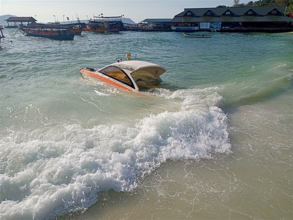 Остров Koh Rong 03 января 2026 лодка затопило