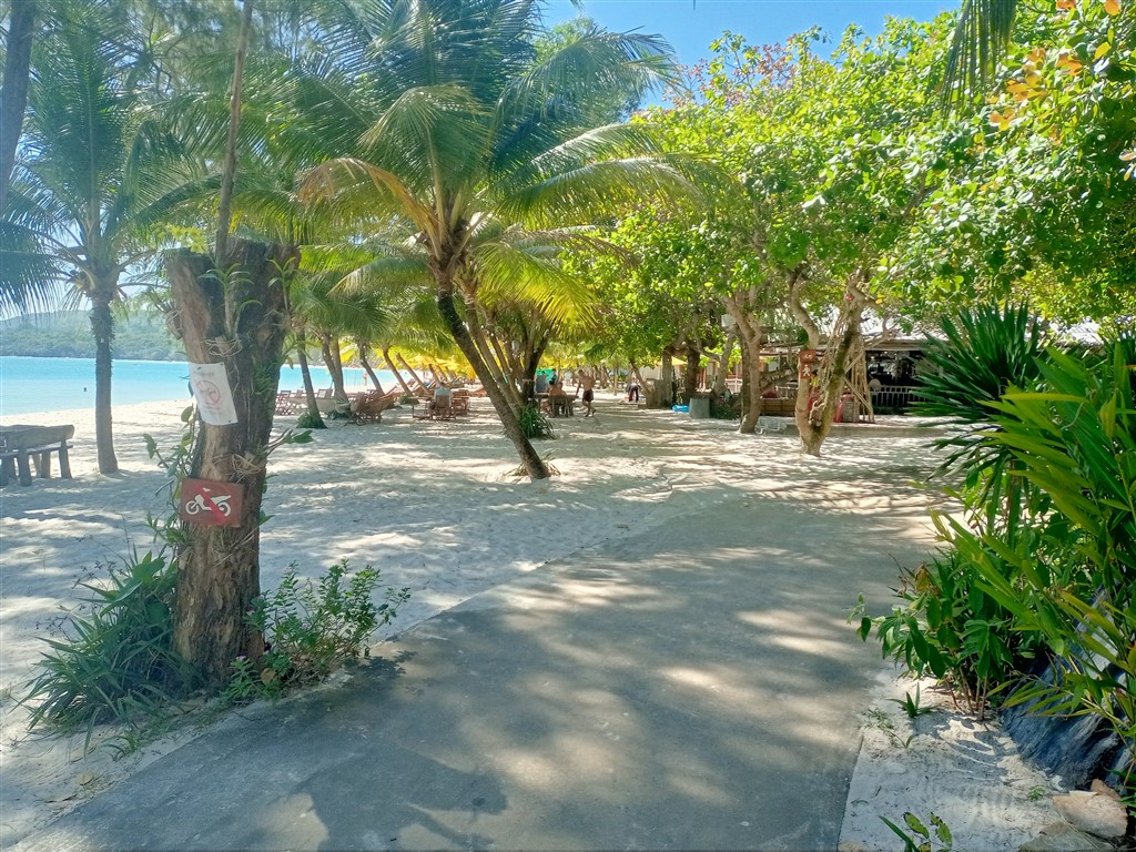Остров Koh Rong 28 декабря 2025 кафе на берегу