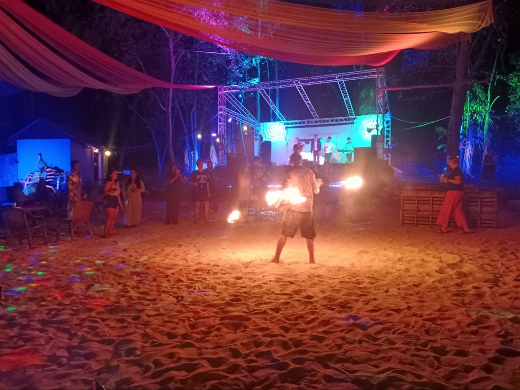 Остров Koh Rong 31 декабря 2025 Немецкий бар