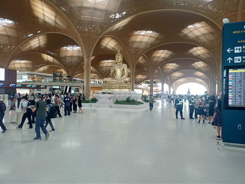 Пном Пень 05 января 2026 статуя в аэропорту