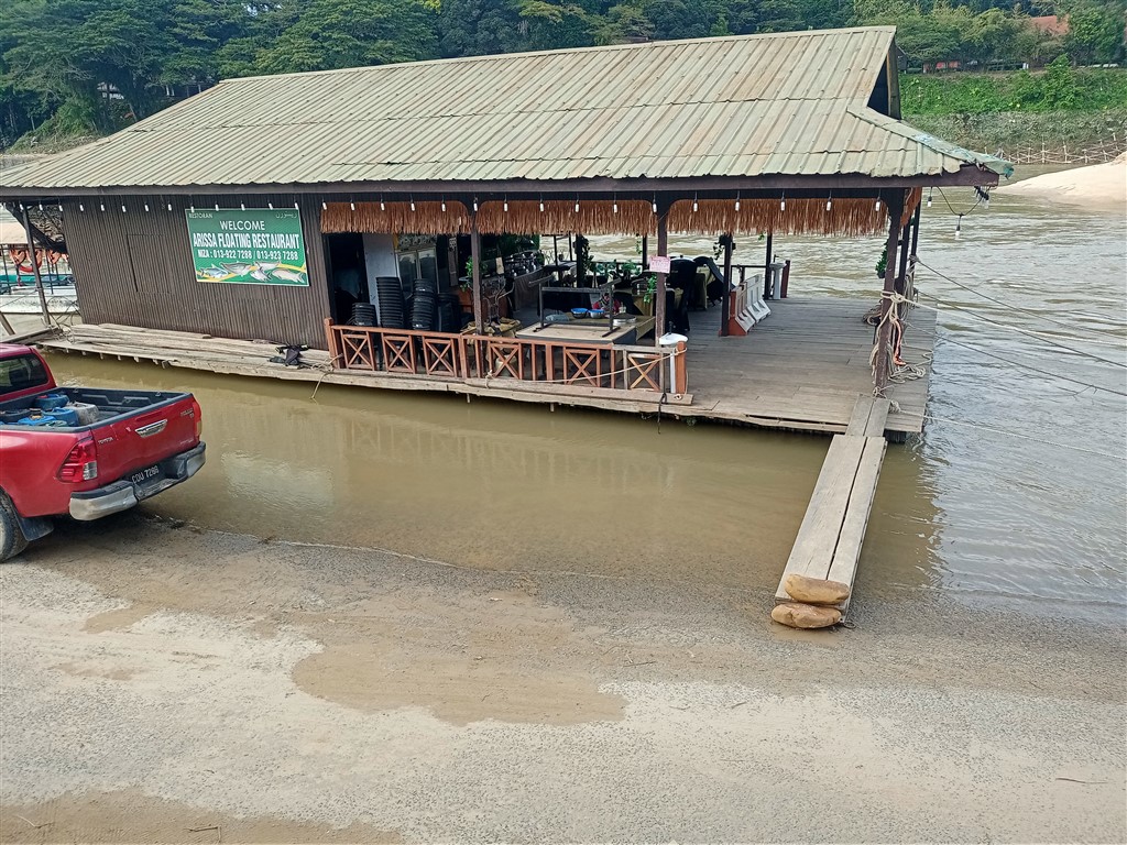 Taman Negara 23 декабря 2025 Kuala Tahan кафе на реке