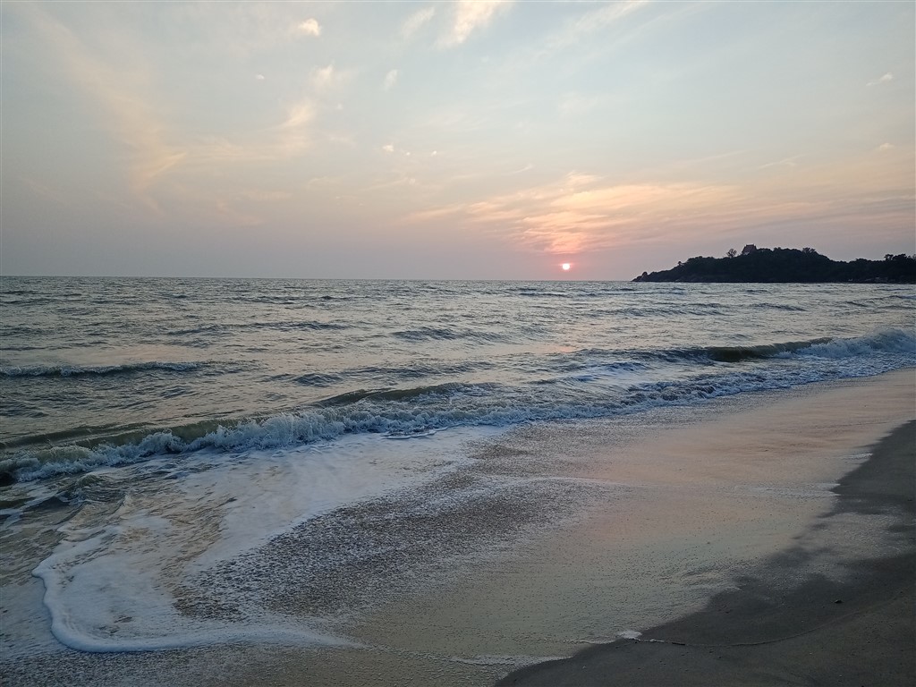 Пляж Kao Seng Beach восход у храма Сонгхла - 09 февраля 2025