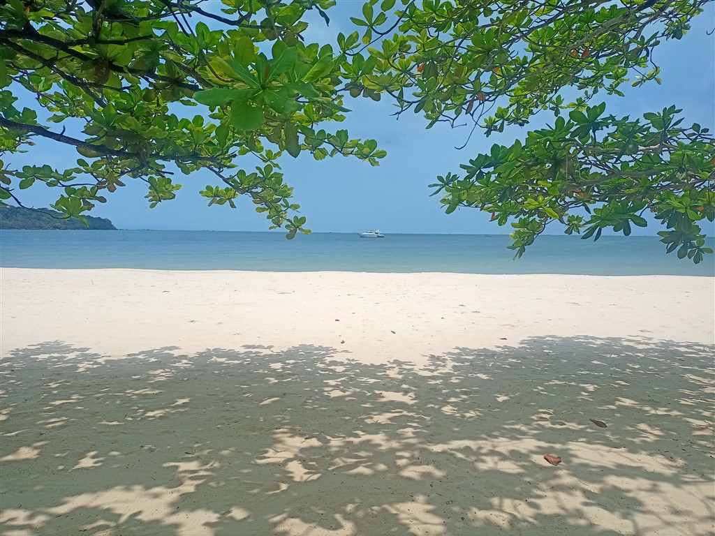 Пляж с лодкой Hawaii Lounge Сиануквиль - 01 марта 2025